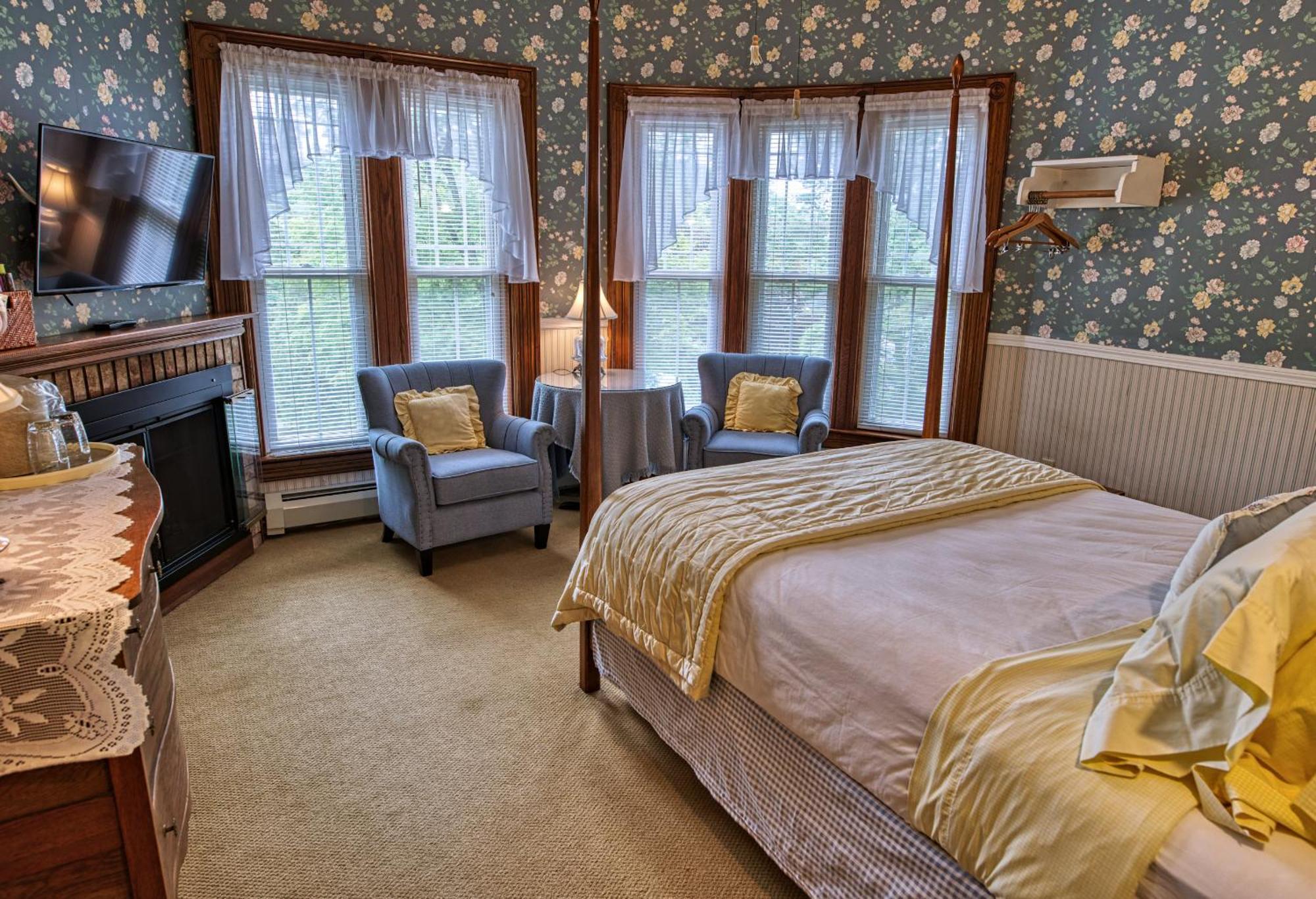 Rockwell Falls Inn And Wine Bar Lake Luzerne 客房 照片