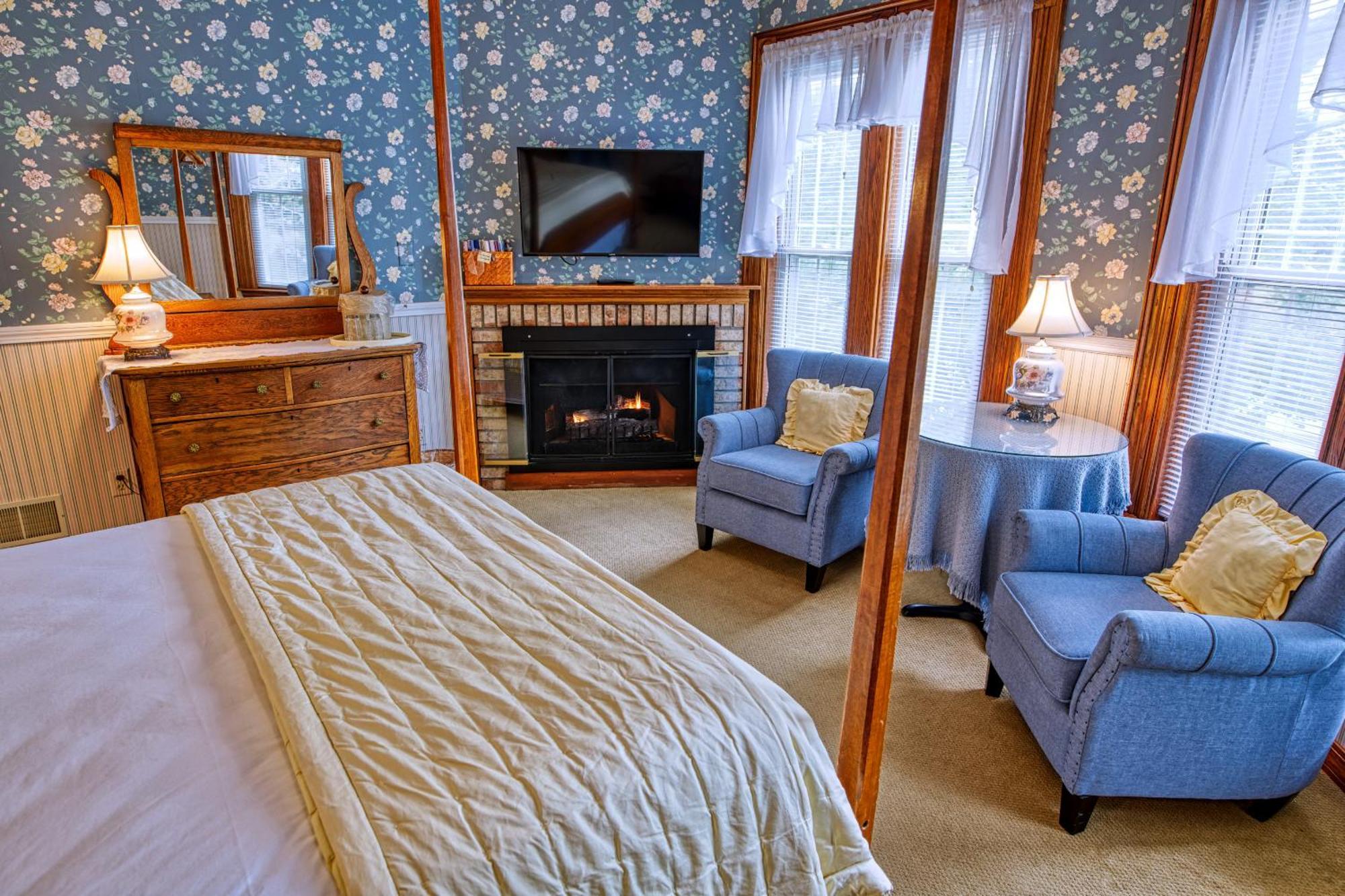 Rockwell Falls Inn And Wine Bar Lake Luzerne 客房 照片