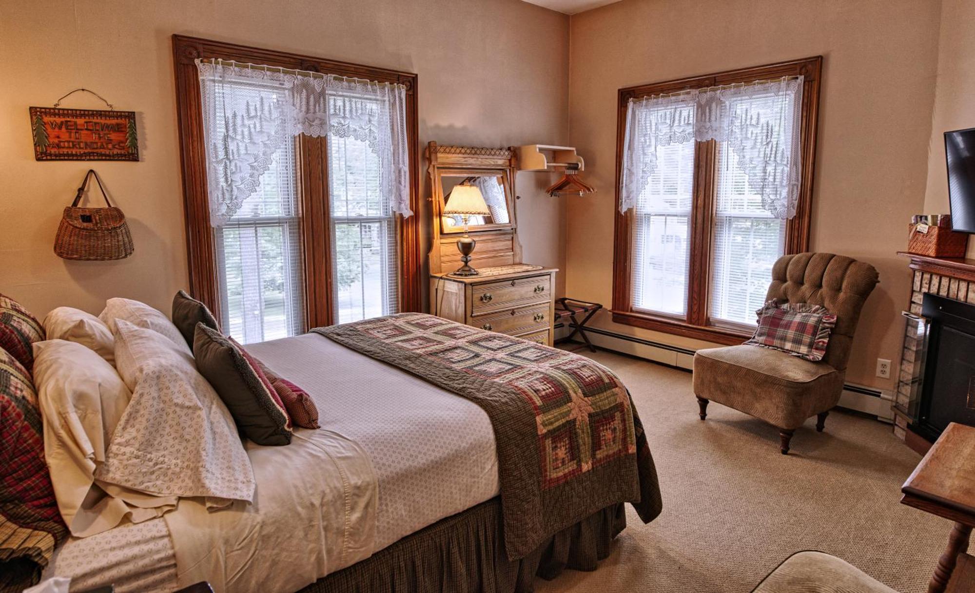 Rockwell Falls Inn And Wine Bar Lake Luzerne 客房 照片