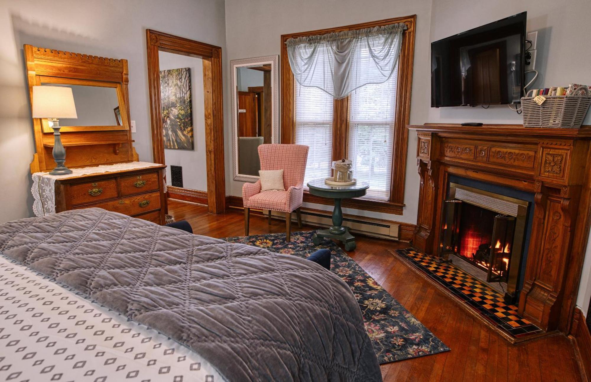 Rockwell Falls Inn And Wine Bar Lake Luzerne 客房 照片